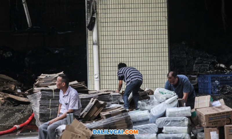 大沥盐步一顺丰仓库火灾-正在抢救物资