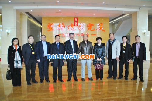 萨拉利扬总领事一行在坚美铝材展厅合影-大沥铝材网dalilvcai.com