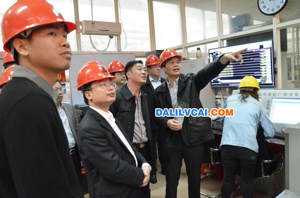 临朐县长刘裕斌参观华昌铝厂生产车间