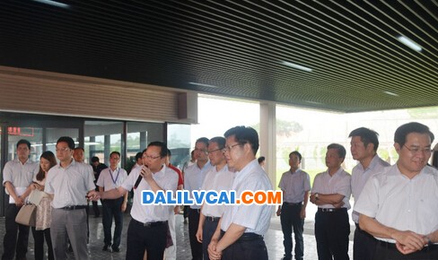 广东副省长参观豪美铝业科建铝门窗展厅