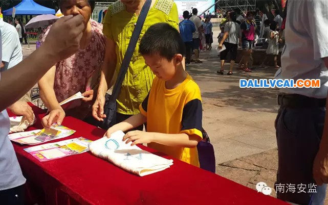 专业人员教家庭应急包扎