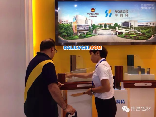前来参观华赛特上海建博会展厅的客人
