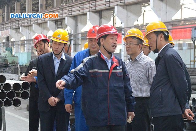 酒钢集团总经理魏志斌与西北铝加工厂厂长李建荣在生产车间交流
