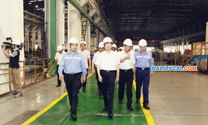 福州市市长杨益民、福州市副市长高明和马尾区领导赵学峰参观中铝瑞闽车间