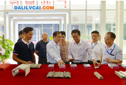 南海区领导莅临广亚铝业查看铝型材样品