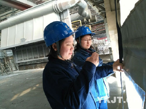图为轻合金公司熔铸项目部女职工在修补熔炼跨卷帘门