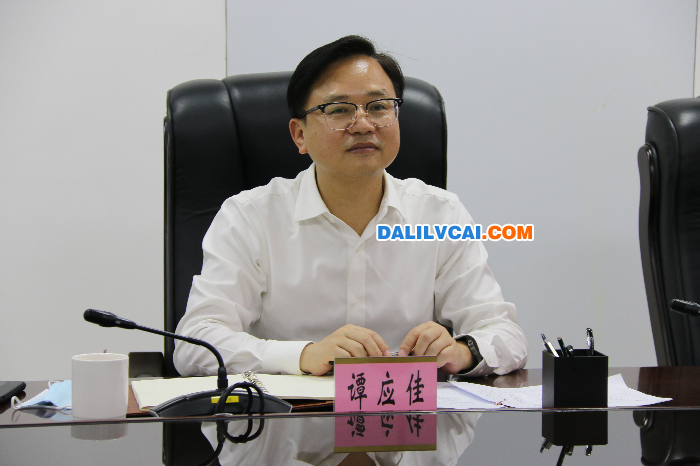 谭应佳主任在座谈会上聆听企业发言并提出意见.JPG