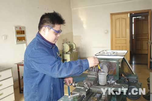 科澳铝业把计算机站化验室工作人员正在工作