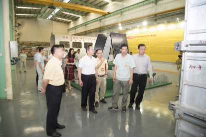 连启华副司长参观坚美铝业工业材展厅 