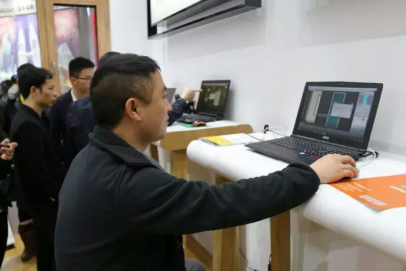 用户现场感受智能3D全屋定制