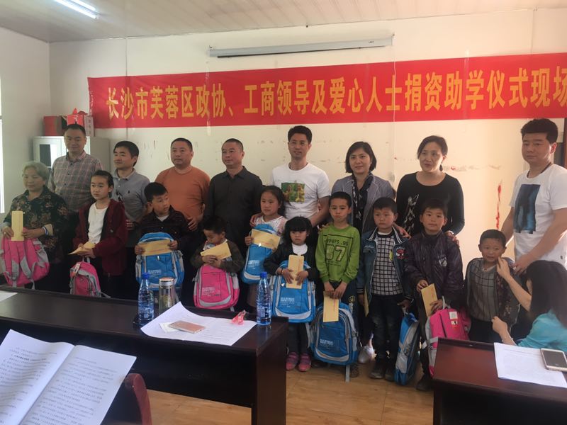 振升铝材总裁助理黎升辉代表振升为贫困学生捐款捐物